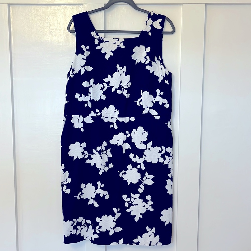 Talbots sz 16P blue dress with white leaves. Pockets. Zipper in back. Lined.